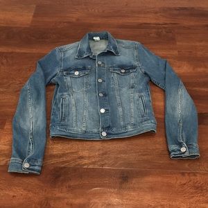 Light/medium washed jean jacket